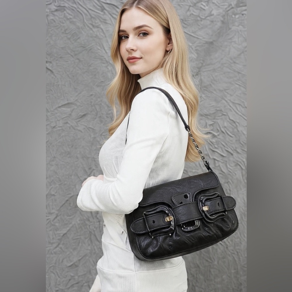 Auth ❤️Fendi❤️Bis B Bag black leather Excellent✅